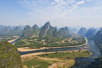 Tionghoa Org - Guilin, Kota di Tiongkok Dengan Pemandangan Alam Yang Menakjubkan - The Li River connects Guilin and Yangshuo County