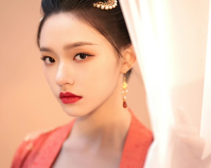 Lin Yun Bagikan Pemotretan Kostum Untuk Drama "A Dream Of Splendor"