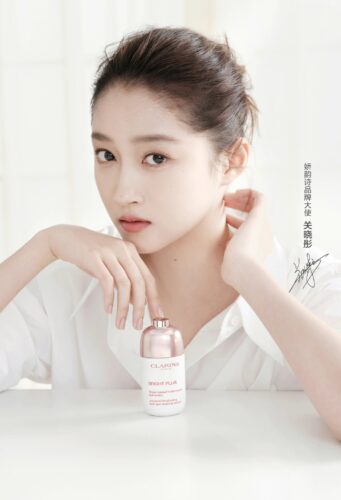 Tionghoa Org -Guan Xiaotong Sebagai Brand Ambassador Untuk Clarins - 1