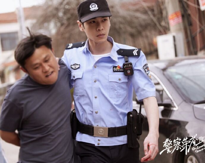 Tionghoa Org - Potret Zhang Ruoyun Dengan Baju Polisi Dalam Drama “Ordinary Greatness” - 4