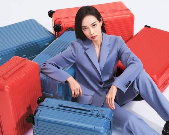 Tionghoa Org - Victoria Song Dalam Pemotretan Kolaborasi Majalah SoFigaro x Rimowa - 1